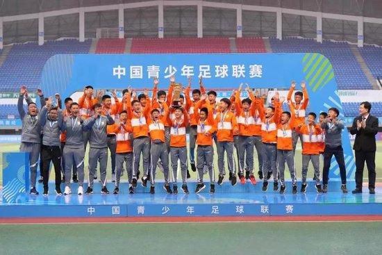 该记者写道：“除了巴斯托尼和帕瓦尔，国米其他人都在队中。